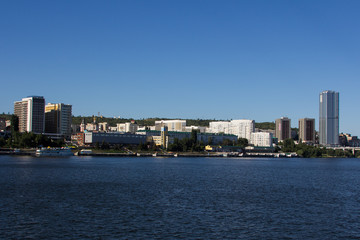 Obraz premium Quay street of the city of Saratov, Russia, view from the river Volga
