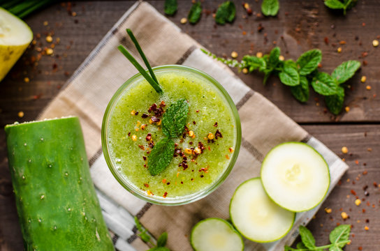 Cucumber smoothie with herbs and chili