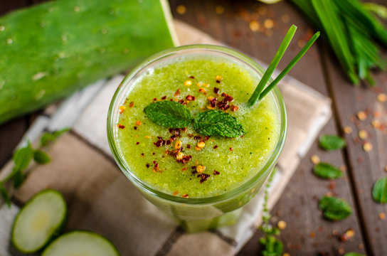 Cucumber smoothie with herbs and chili