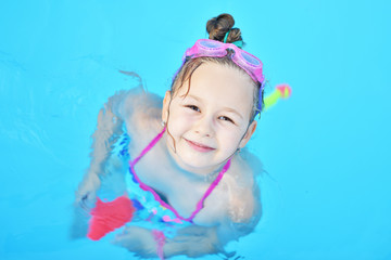 Obraz na płótnie Canvas Kids in swimming pool.