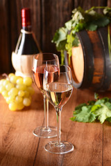 Fototapety  wino białe i wino różowe w kieliszkach