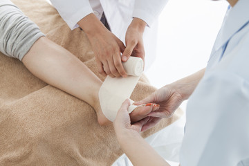 Doctors and nurses are bandaged women ankle