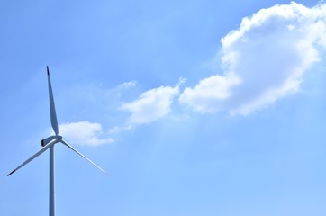 風力発電の風車　青空背景