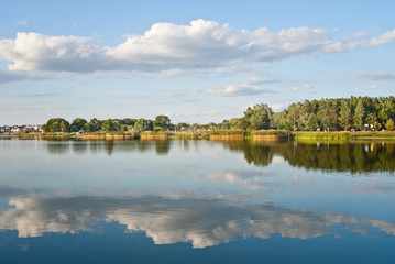Fototapeta na wymiar nad jeziorem