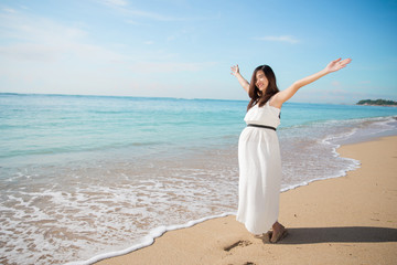 Fototapeta na wymiar Asian pregnant woman enjoying in the beach with open arms