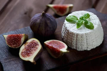 Poster Ricotta with green basil and ripe sliced fig fruits, close-up © Nickola_Che