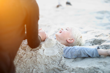Szczęśliwe dzieci dziewczynka i chłopiec bawią się na piaszczystej plaży - obrazy, fototapety, plakaty