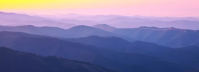Foto op Plexiglas bergtoppen bij zonsondergangnevel © pilat666