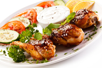 Grilled chicken drumsticks and vegetables 
