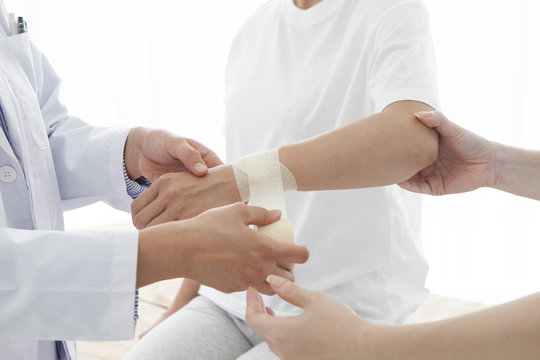 Women are receiving treatment for wrist in orthopedics