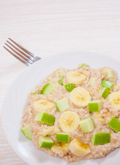 oatmeal with apple and bananas slices