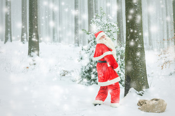 Weihnachtsmann im verschneiten Wald beim pinkeln