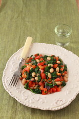 spinach salad with beans and peppers