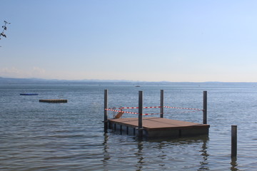 Schwimmende Holzplattform im Bodensee