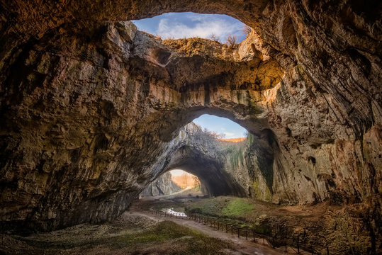 Fototapeta Wspaniały widok na jaskinię Devetaki w Bułgarii