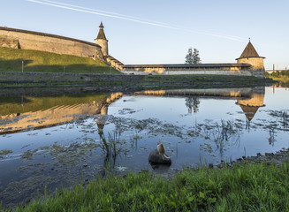 Псковский Кремль со стороны реки Псковы на восходе.