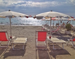 sdraio e lettini vuoti in spiaggia