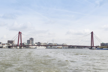 Rotterdam Willemsbrug vanaf maas