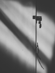 destello de luz sobre puerta