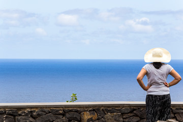 Femme regardant l'horizon