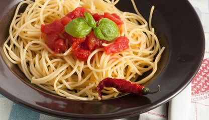 spaghetti with fresh tomato and basil