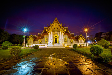 Naklejka premium Wat Benjamaborphit or Marble Temple at twilight in Bangkok, Thai