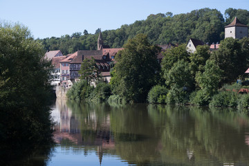 Fototapeta na wymiar Altstadt von Schwäbisch Hall spiegelt sich im Fluss