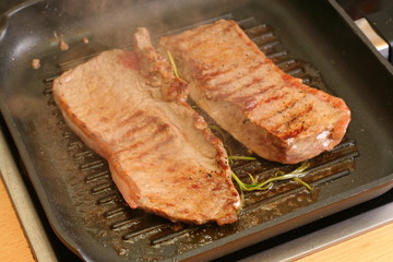Steaks in der Pfanne