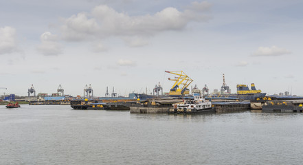 Fototapeta na wymiar havens met hijskranen en schepen
