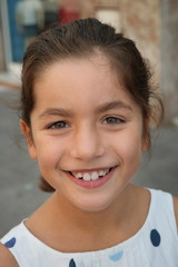 Niña pequeña sonriendo