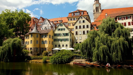 Fototapeta na wymiar Häuserfassaden entlang des Neckars in Tübingen mit Bäumen und Stocherkähnen