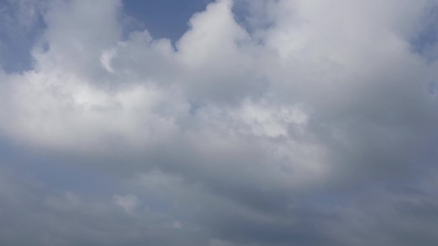 右から左へ流れていく雲