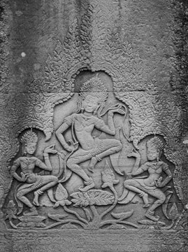 Apsara T&auml;nzerinnen in Stein gemei&szlig;elt