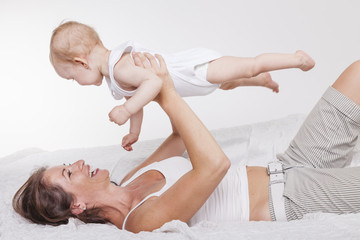 Mutter und Baby spielen zusammen