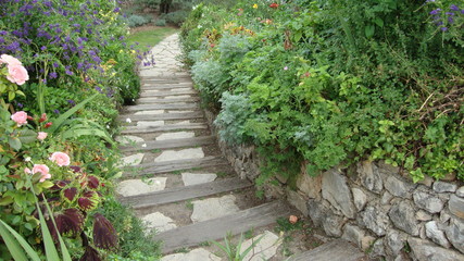 aleja i schody wśród kwiatów w Grasse