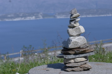 Пирамиды из плоских камней на вершине горы