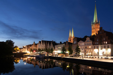 Fototapeta na wymiar Lübeck bei Nacht