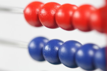 rote und blaue perlen - rechenschieber