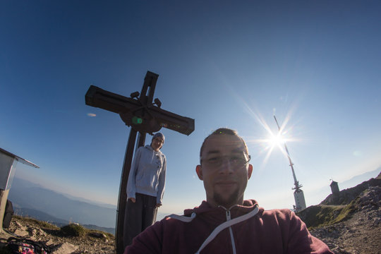 Junges Paar am Berggipfel