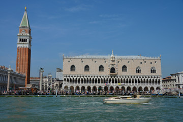 Fototapeta na wymiar Markusplatz, Venedig, Piazza San Marco, Dogenpalast, Campanile, Löwe, Säule, Lagune, Venetien, Italien