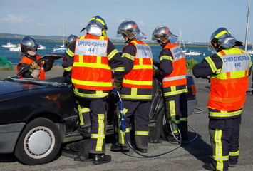 &eacute;quipe de pompiers sur un accident 