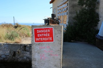 Frankreich, Südfrankreich, Verfallene Gebäude