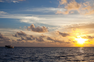 закат и корабль