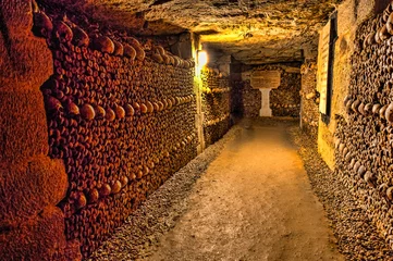 Zelfklevend Fotobehang Catacomben van Parijs - Schedels en botten in het dodenrijk -3 © dirk94025