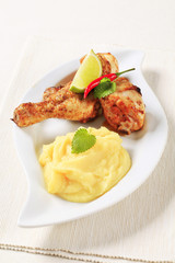 Spicy chicken drumsticks and mashed potato