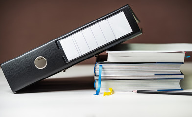 Bücher und Ordner fürs Studium
