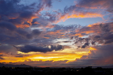 三輪の大鳥居と夕景