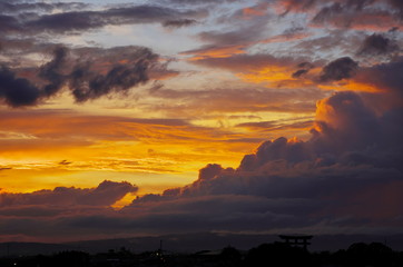 三輪の大鳥居と夕景