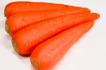 日本産の人参4本