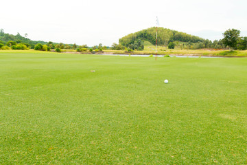 Obraz premium golf ball in fairway